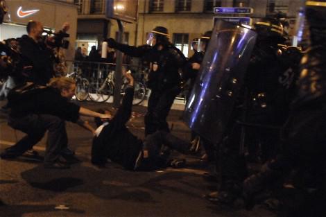 Agression de deux journalistes par des CRS place de la Bastille à Paris, le 12 octobre 2010 (Capucine Granier-Deferre)
