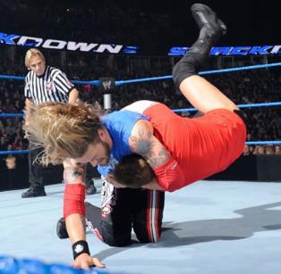 La team Raw provoque la disqualification de CM Punk