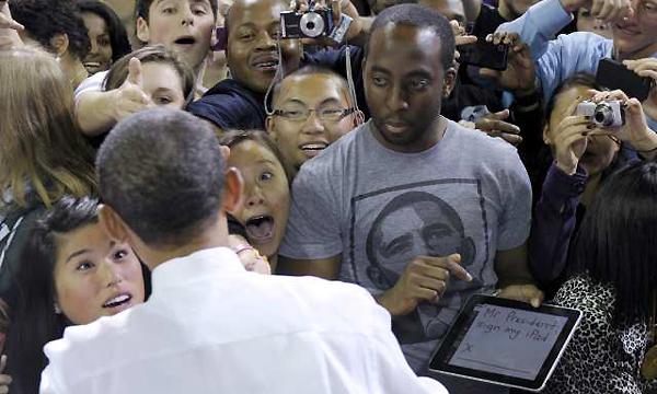 Obama signe un autographe sur un Ipad !