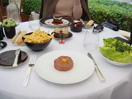 20100918 Park Hyatt Paris Vendome Orchidees Terrasse 03 tartare frites salade (ChrisoScope) 20100918 Park Hyatt Paris Vendome Orchidees Terrasse 03 tartare frites salade Adresses bébé friendly (première partie) (ChrisoScope)