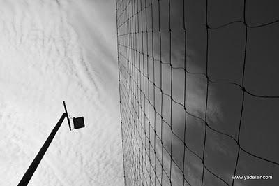 Graphisme et contre plongée en noir et blanc et couleur