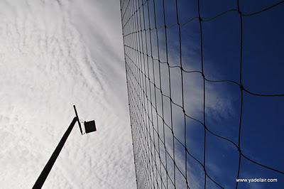 Graphisme et contre plongée en noir et blanc et couleur