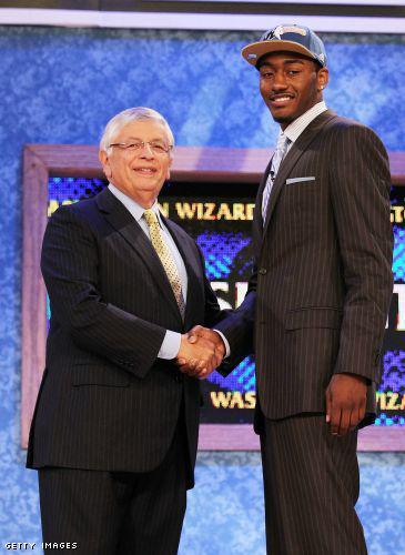 John Wall, avec David Stern le commissaire de la NBA, après avoir été sélectionné en premier choix de la draft par les Wizards de Washington. Wall est décrit comme un meneur intelligent qui peut relancer les Wizards.