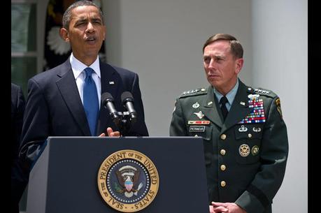Le président américain Barack Obama a annoncé, mercredi 23 juin, en direct de la Maison-Blanche, la nomination du général David Petraeus à la tête des forces de l’OTAN en Afghanistan. Il succède ainsi au général McChrystal qui avait tenu des propos désobligeants sur l'exécutif. 