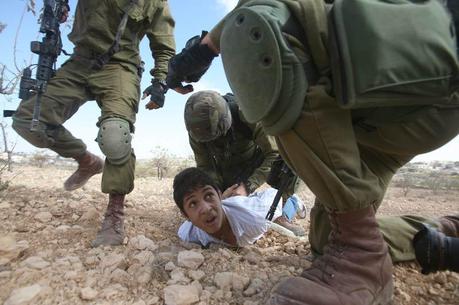 Ce jeune Palestinien est arrêté par des soldats israéliens pour leur avoir lancé des pierres lors d’une manifestation à Hébron, en Cisjordanie, samedi 23 octobre. 