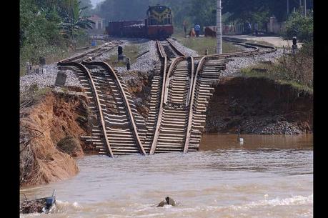Vendredi 22 octobre, cette ligne de chemin de fer s’est affaissée suite aux récentes inondations qui ont frappé le centre du Vietnam et plus particulièrement la province de Ha Tinh. L’heure est maintenant à la remise en état des infrastructures détruites. 