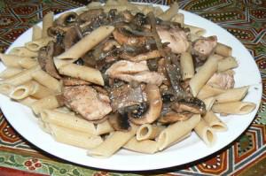 POULET AUX CHAMPIGNONS DE PARIS, OIGNONS ET PATES COMPLETES – de Cooxinelle