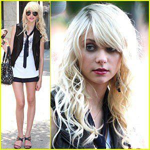 122899 93024849 taylor-momsen-necktie-nice H121252 L
