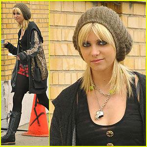 taylor-momsen-dark-damsel