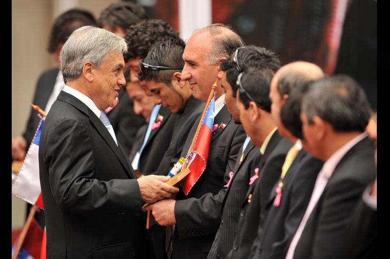 Lundi 25 octobre, le président chilien Sebastian Piñera a rendu hommage aux mineurs rescapés de la mine de San José. Pour l’occasion, ils étaient tous invités au palais présidentiel de La Moneda, à Santiago, où une mini-nacelle et un mini-drapeau leur ont été offerts. 