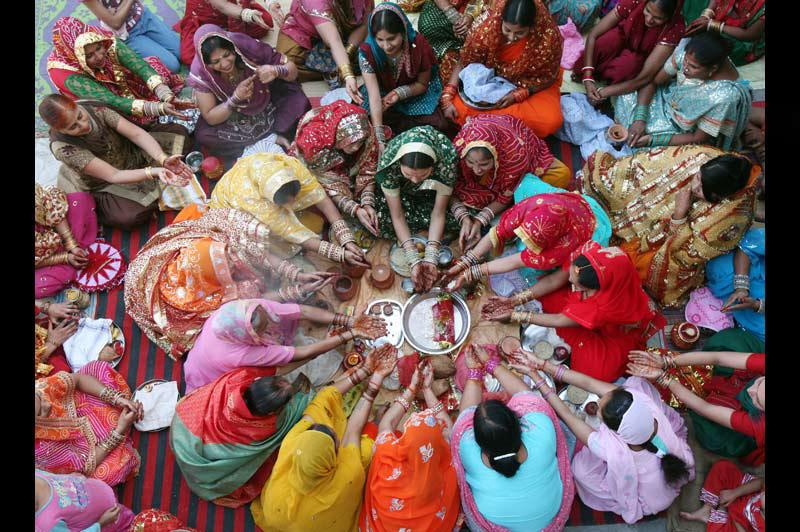 Mardi 26 octobre, à Chandigarh, au nord de l’Inde, ces femmes mariées se sont retrouvées pour célébrer Karwa Chauth, un rituel hindou. Elles observent ce jeûne pour la longévité, le bien-être et la prospérité de leurs maris. 