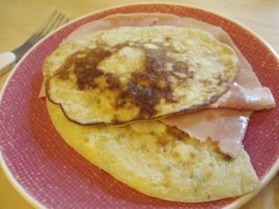 Pancake salé et léger devenant sandwich chaud...