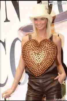 W--(c)-Salon-du-Chocolat.-Sarah-Marshal-en-combi-cuir-et-choco,-Jean-Claude-Jitrois.-Coueur-en-boules-de-cholcolat-par-la-Maître-chocolatier-Jean-Paul-Hévin