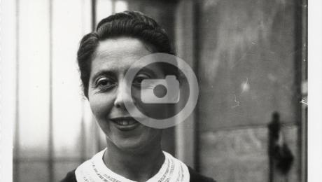 Irène Némirovsky lisant Les Nouvelles littéraires, par Albert Harlingue (1930).  Photo: Harlingue