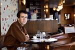 Photo de l'écrivain Eric Faye prise le 02 septembre 2003 à Paris dans un café où l'auteur a