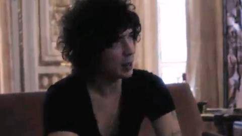 Julian Perretta ... Découvrez son clip Stitch Me Up