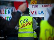 Libre. Manifestation reculons pour défendre arts rue.