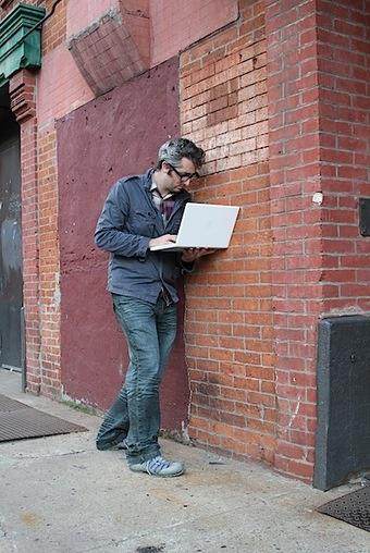 Dead Drops: Les clés USB publiques dans les murs de New York