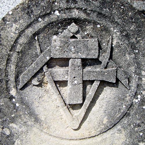 La tombe d'un tailleur de pierre à Grignan (26)