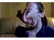 Humour: fille s'éclate devant webcam déformant visage video