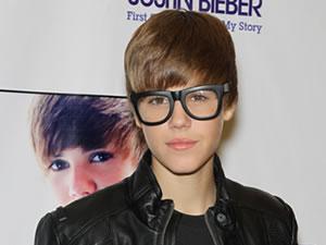 Justin Bieber : d'horribles lunettes pour la promo de son livre (PHOTO) | À  Voir