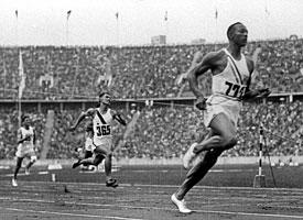 Jesse Owens au stade olympique de Berlin, chaussé par la 
