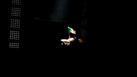Lady Gaga ... Elle se trompe de drapeau en plein concert
