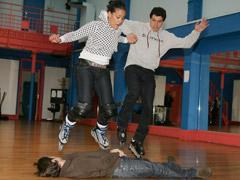 People : Amel Bent en roller sur TF1 People : Amel Bent en roller sur TF1