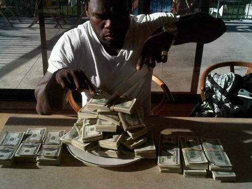 50 Cent se fait un shooting photo avec 500 000 dollars CASH!
