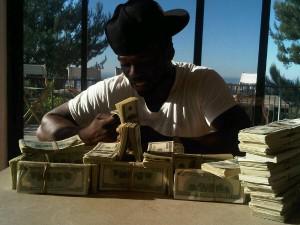 50 Cent s’amuse avec des liasses de billets