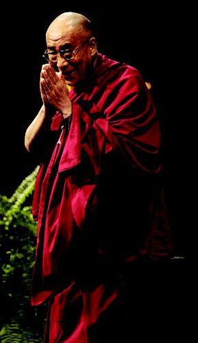 Dalai-lama-debout-salut