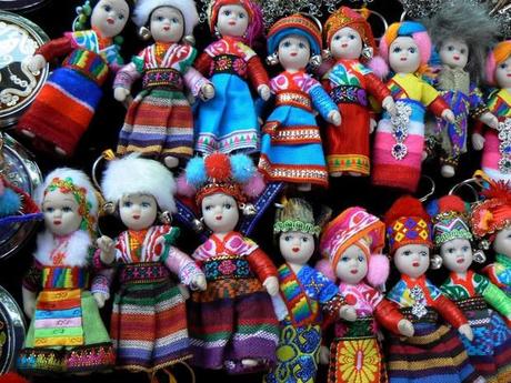 Sur le marché de Yangshuo, en Chine, ces poupées représentent les différentes ethnies chinoises.