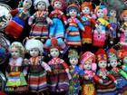 Sur le marché de Yangshuo, en Chine, ces poupées représentent les différentes ethnies chinoises.