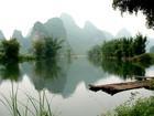 Depuis les berges de la rivière Yulong, les paysages de Yangshuo rappellent ceux de Guilin (Chine).