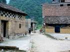 Dans la région de Yangshuo, en Chine, les habitations sont modestes et les rues en terre battue.