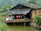 Dans les alentours de Yangshuo, en Chine, cette maison modeste semble prête à plonger dans l'eau !