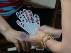 Deux femmes jouent aux cartes, à Yangshuo, en Chine.
