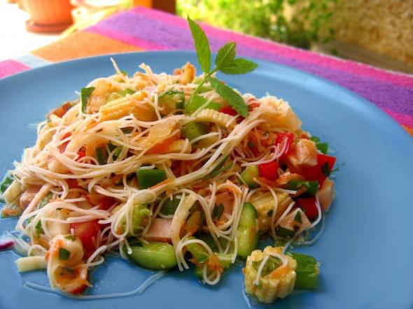 Salade asiatique croquante aux couleurs arc-en-ciel