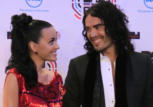 U.S. singer Katy Perry (L) and her husband British actor Russell Brand pose on the red carpet as they arrive for the MTV Europe Music Awards 2010 in Madrid November 7, 2010. REUTERS/Susana Vera  (SPAIN - Tags: ENTERTAINMENT)