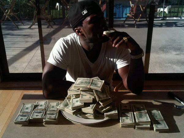 Insolite: 50 Cent se filme avec plus d'un million de dollars en cash (vidéo)