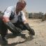 Gaza : Un expert du PNUE prélève des échantillons dans les décombres d'une maison bombardée.