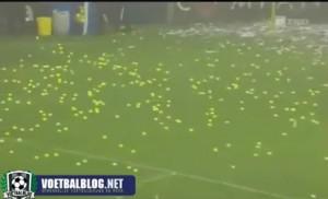 Des supporteurs de foot lancent des milliers de balles de tennis