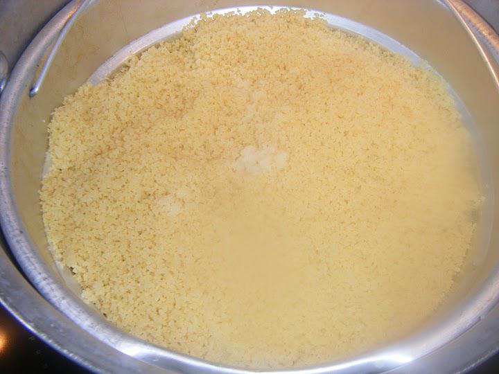 Semoule de couscous sucrée aux amandes et à la cannelle