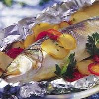 Loup en écailles de tomates et pommes de terre