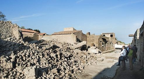 Les fondations du grand édifice, construit au II e  siècle avant Jésus-Christ, n'ont pas résisté aux intempéries.