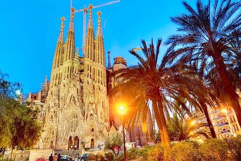 La façade de la Nativité, telle que son architecte, Antoni Gaudí, l'a dessinée et orientée : face aux premiers rayons du soleil. Ce style improbable lui fut inspiré par les plantes glanées alentour.