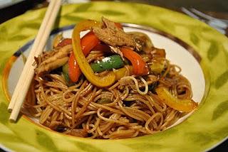 Spaghetti au poulet et légumes, à la sauce soya et miel