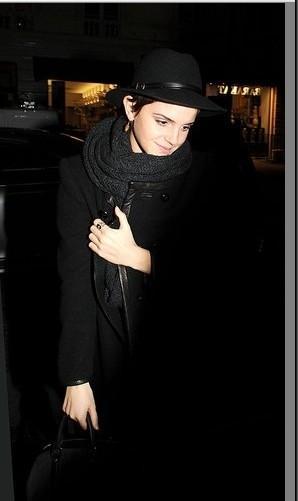 Emma Watson à son arrivée à la conférence de presse