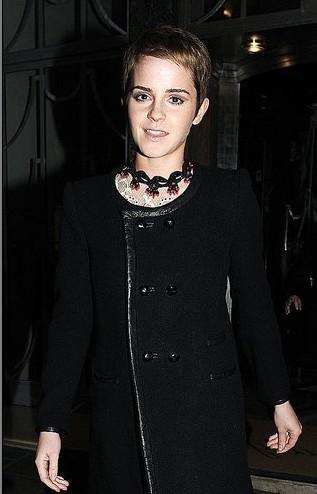 Emma Watson à son arrivée à la conférence de presse