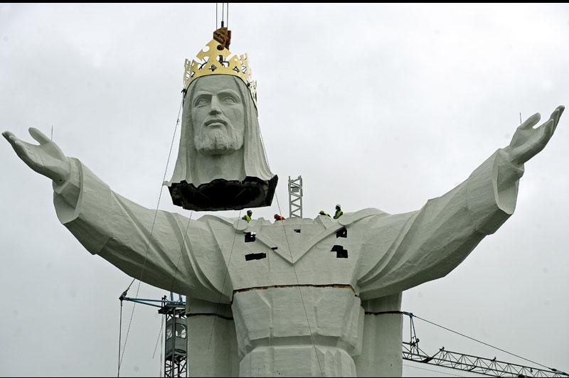 Mardi 9 novembre, la plus grande statue de Jésus-Christ au monde a été terminée en Pologne. Les ouvriers ont fini en attachant la tête. Haute de 52 mètres, elle dépasse la statue du Christ Rédempteur, située à Rio de Janeiro, au Brésil. 